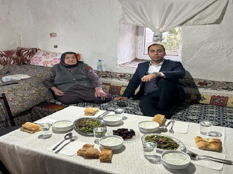 Kaymakamımız Sayın Fatih Güner, Keklikoğlu Mahallesi Sakinlerinden 86 Yaşındaki Zekiye Ay Teyzemizin Evine Misafir Oldu.