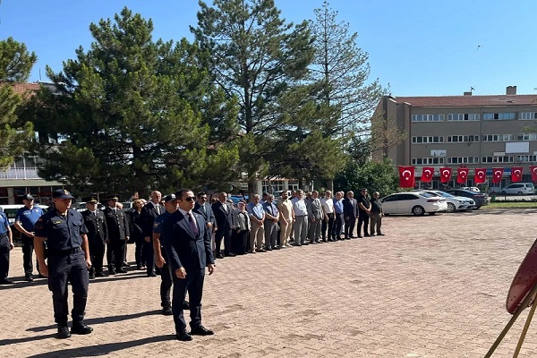 30 Ağustos Zafer Bayramı Kutlamaları Kaymakamımız Sayın Fatih GÜNER'in Atatürk Anıtına Çelenklerin Sunumu İle Başladı, Törenle Devam Etti.