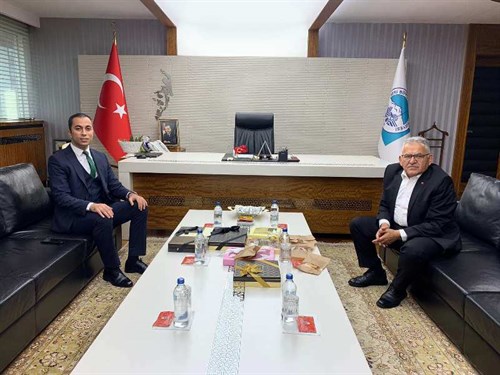 Kaymakamımız Sayın Fatih GÜNER, Kayseri Büyükşehir Belediye Başkanı Sayın Memduh BÜYÜKKILIÇ’ı makamında ziyaret etti. 