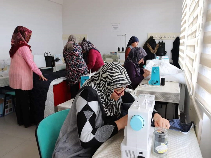 Sarıoğlan Halk Eğitim Merkezi Koordinesinde Deprem Bölgelerindeki Vatandaşlarımıza Gönderilmek Üzere Uyku Tulumu İmalatı Yapılmaktadır.