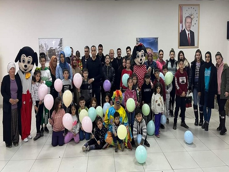 Kaymakamımız Sn. Fatih Güner depremden etkilenen çocuklar için düzenlenen etkinliğe katıldı.