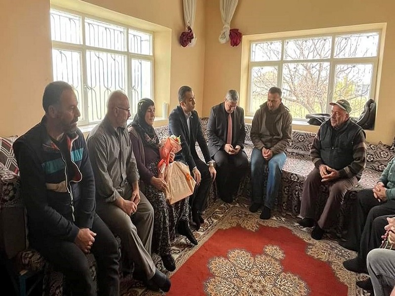 Kaymakamımız Sn. Fatih GÜNER, Şehitlerimiz Nail ERDOĞAN ve Ahmet BOZOK'un kıymetli annelerinin 8 Mart Dünya Kadınlar Gününü tebrik etti.
